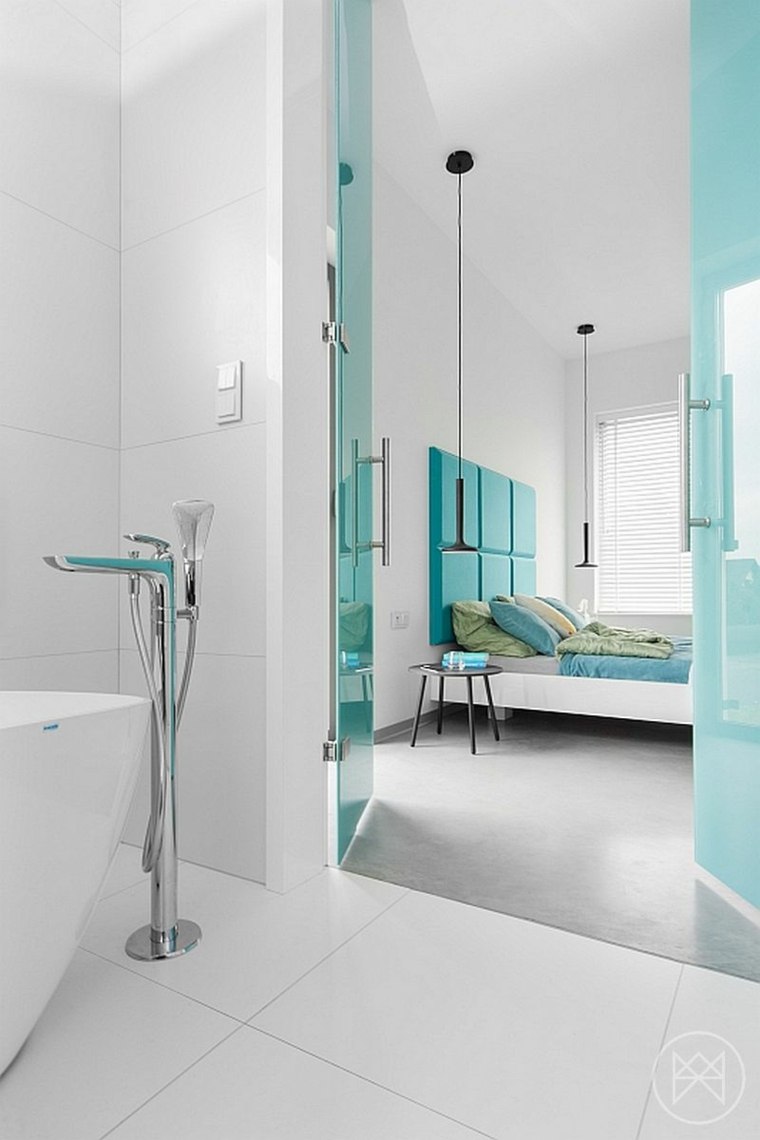 salle de bains tendance moderne baignoire blanche idée lit luminaire suspension carrelage blanc