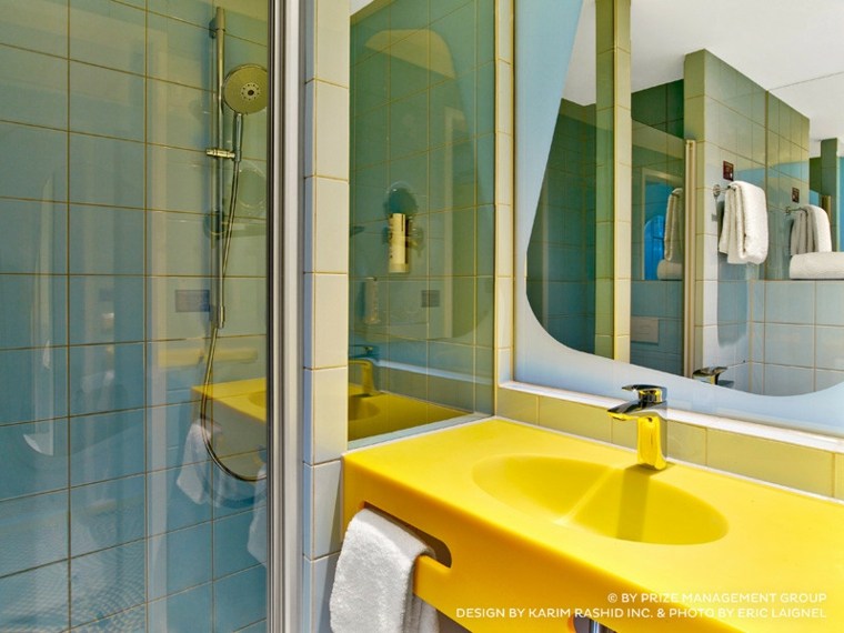 salle de bain bleue design karim rashid moderne comptoir jaune miroir idée 