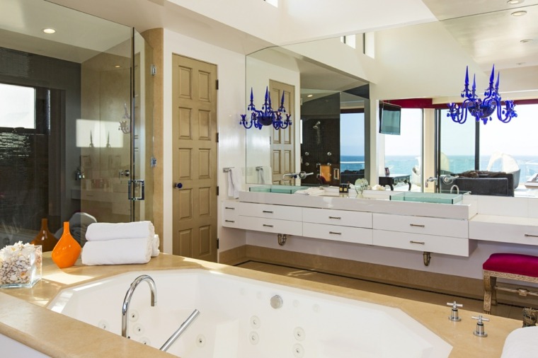 maison mer design aménagement salle de bain tendance moderne baignoire chandelier bleu
