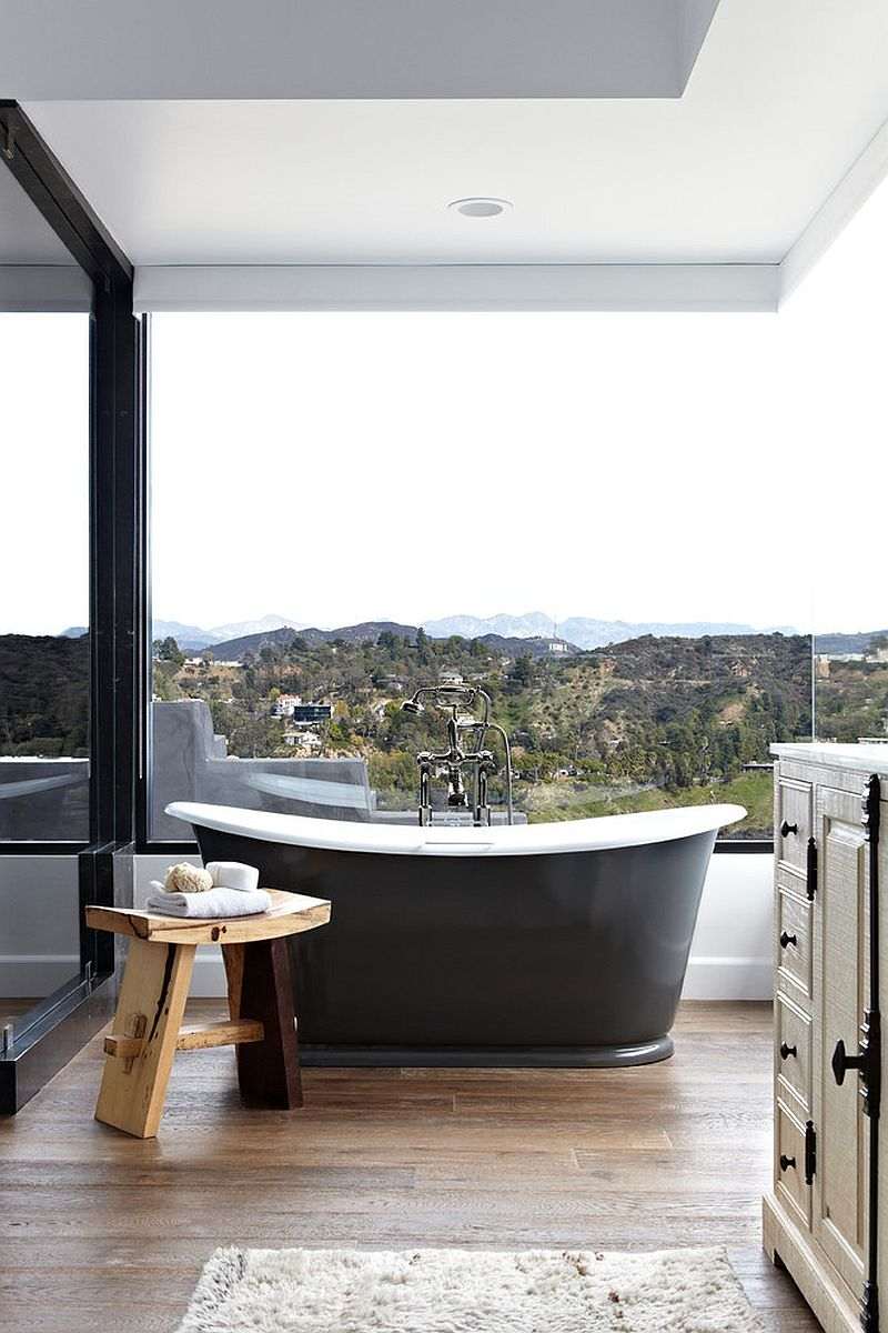 salle de bains moderne baignoire tendance idée table bois 