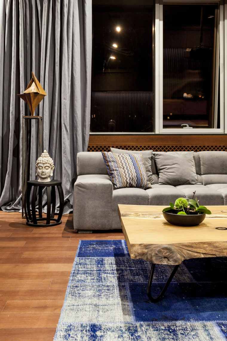appartement contemporain design moderne salon canapé coussin déco table en bois chêne tapis de sol bleu coussins