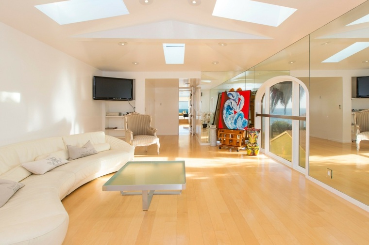intérieur moderne salon aménagement idée parquet bois déco table basse verre design 