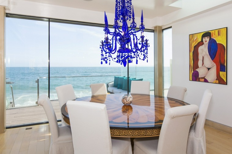 coin repas maison moderne idée aménagement chandelier bleu table ronde bois chaise blanc fauteuil tableau mur déco