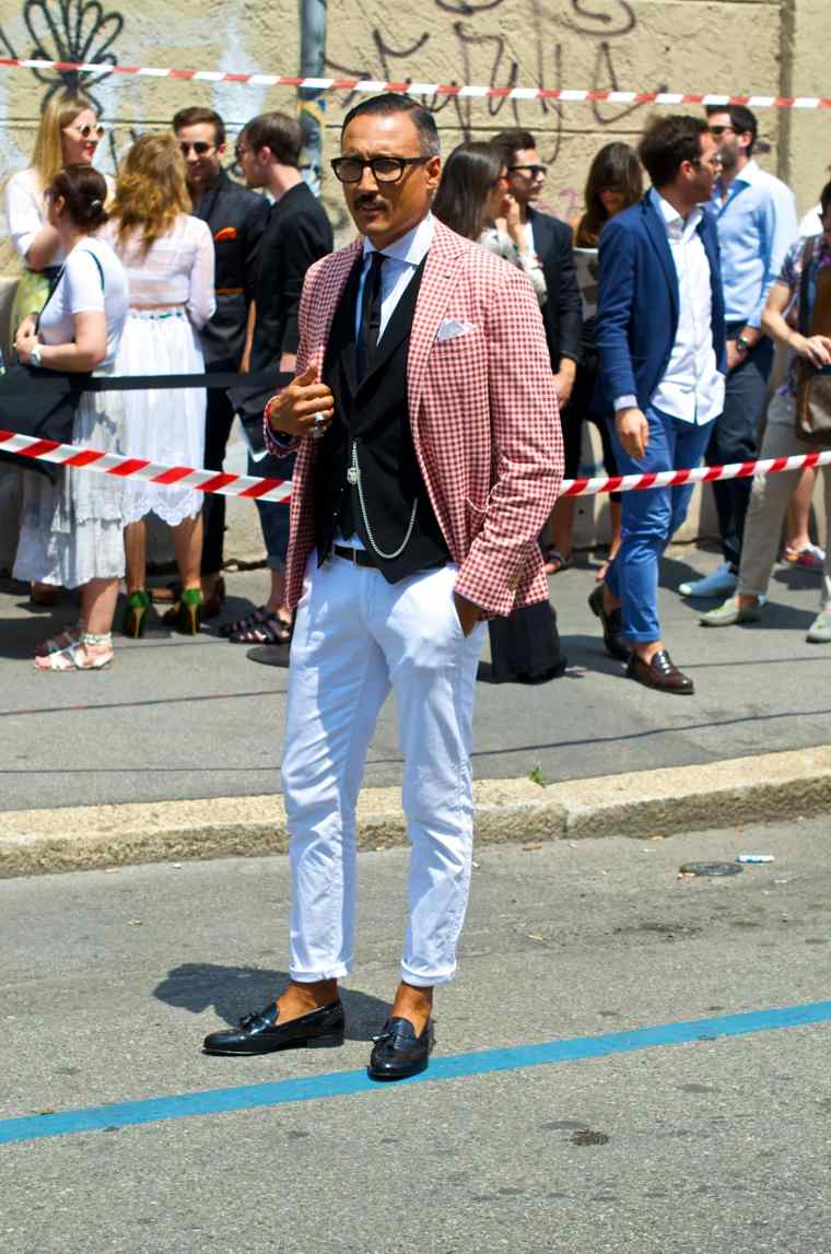 homme moderne style pantalon blanc veste chaussures 