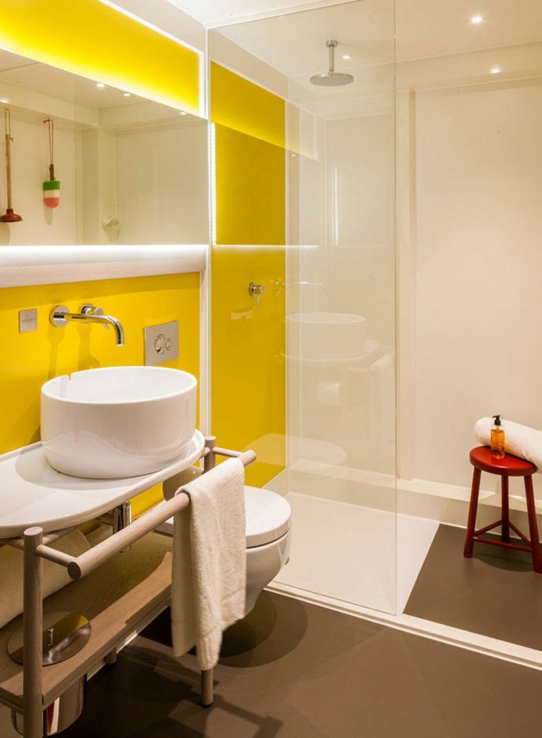 mur jaune salle de bains idée miroir cabine douche italienne