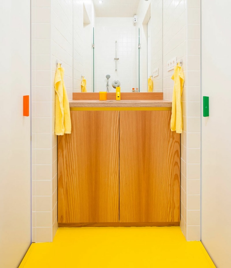salle de bains jaune idée mobilier bois design miroir