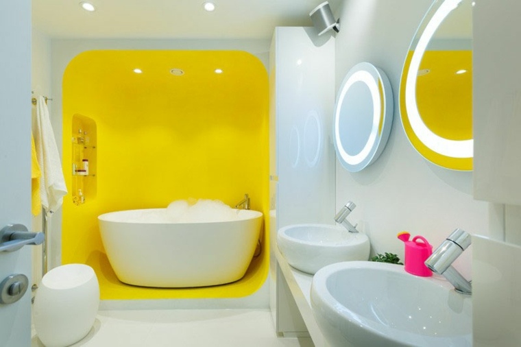 couleur salle de bain idée baignoire design carrelage jaune évier 