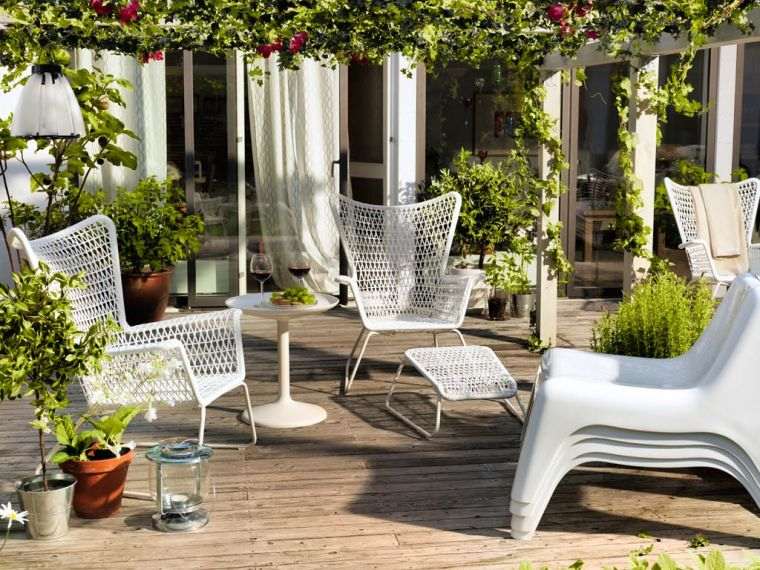 salon de jardin en résine moderne chaises blanches