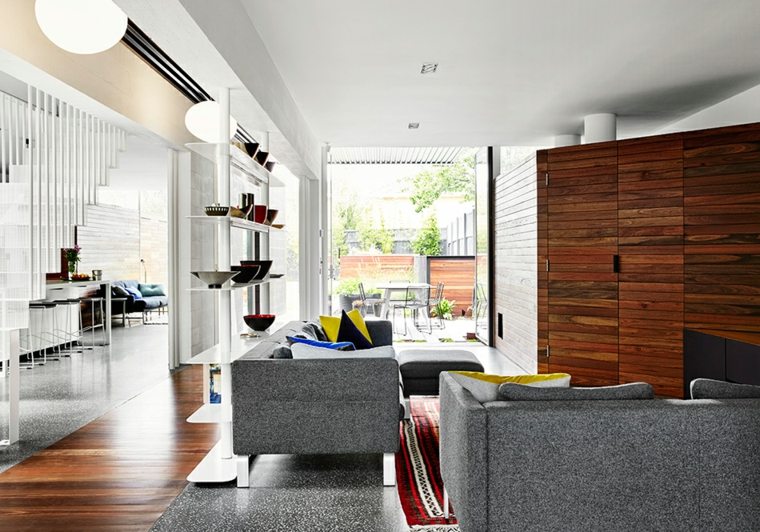 maison contemporaine design canapé gris coussins luminaire parquet bois