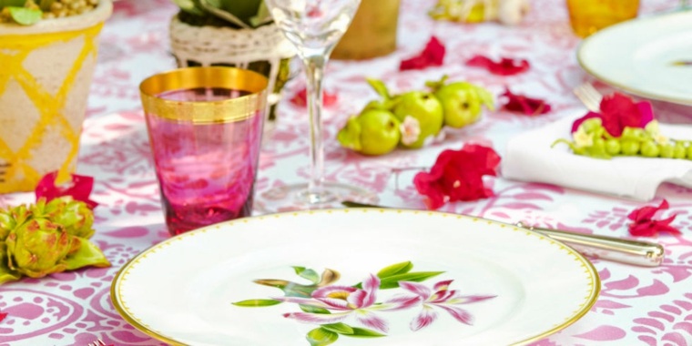 décoration table printemps fleurs fruits idée couleurs pastel nappe rose 
