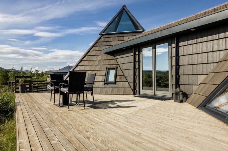terrasse maison de vacances table en bois chaises idée pyramide forme 
