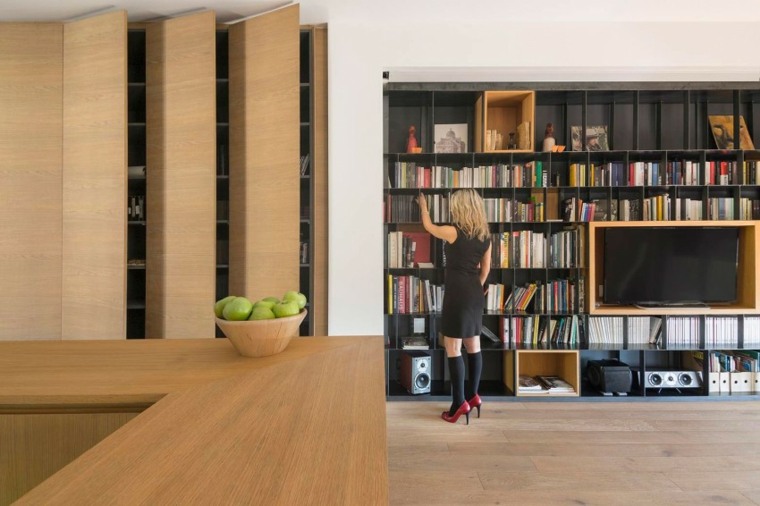 appartement privé design bois bibliothèque idée étagères parquet bois bar 