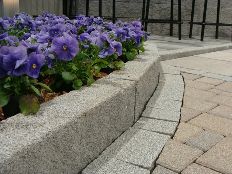 bordure jardin pierre idée aménager extérieur fleurs 