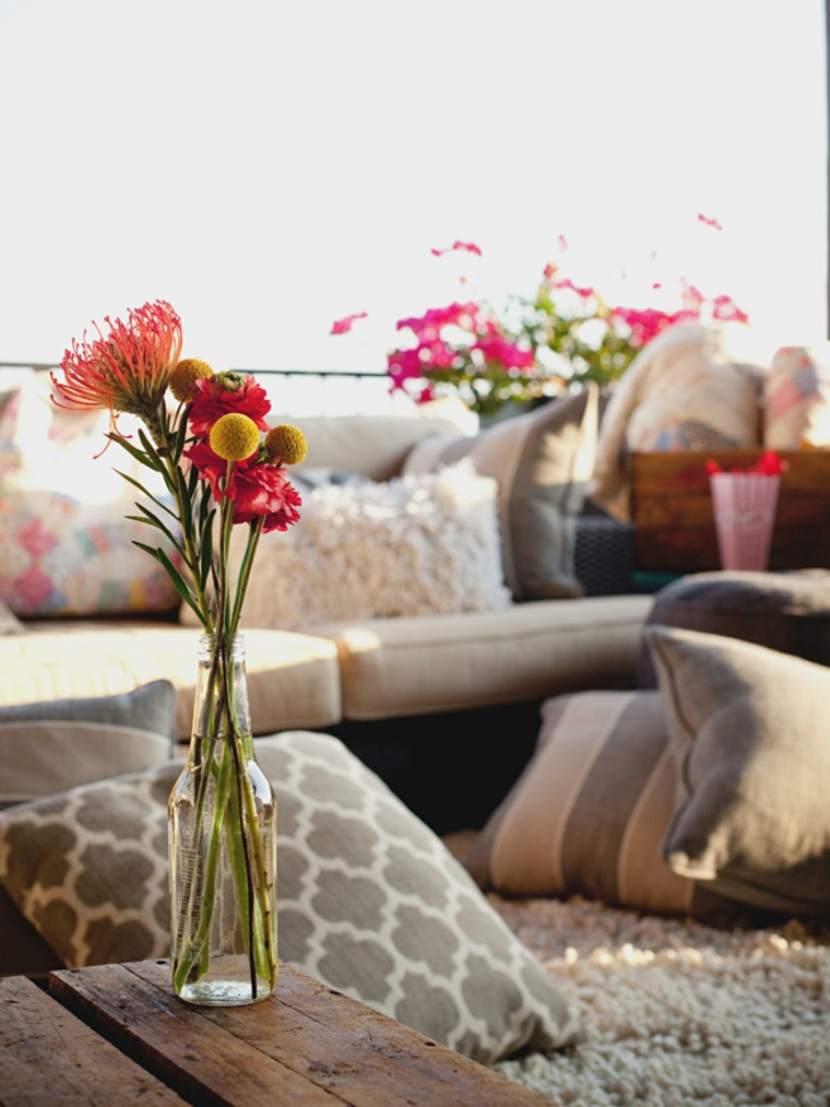 décorer extérieur idée fleurs vase bouquet canapé beige tapis de sol table bois