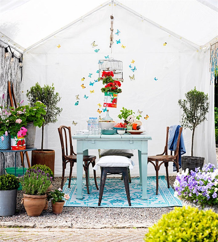 aménager tente jardin table à manger bois chaises tapis sol blanc bleu