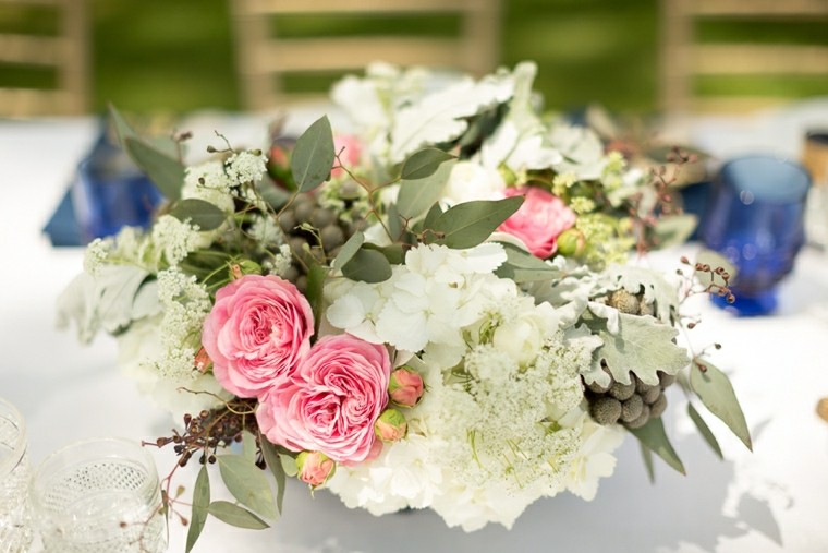 composition floral mariage idée fleurs roses blanches bouquet mariée