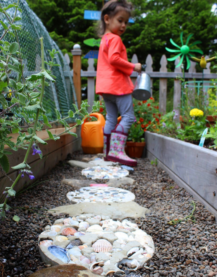 jardin allée aménager idée coquillages pierres espace extérieur 