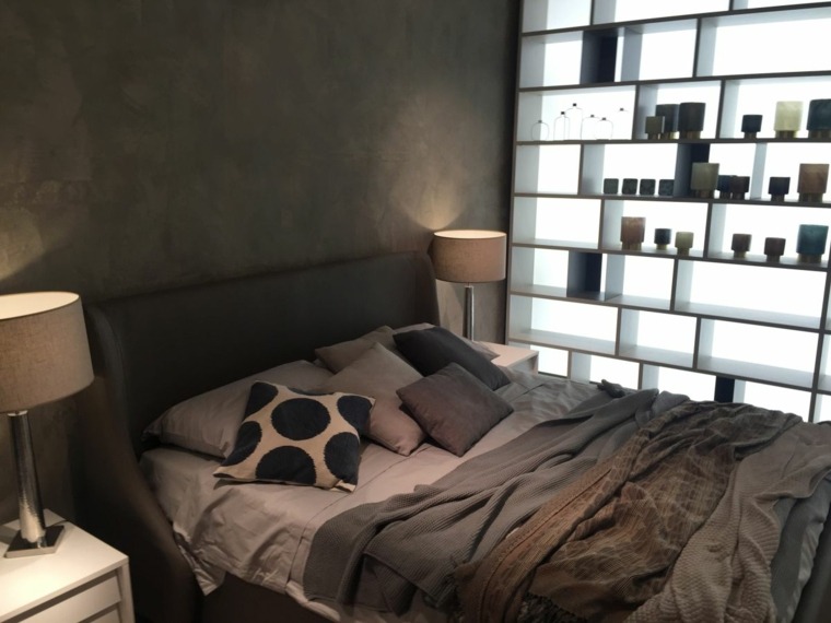 décoration chambre à coucher tête de lit grise design lampe à pied étagères bois draps