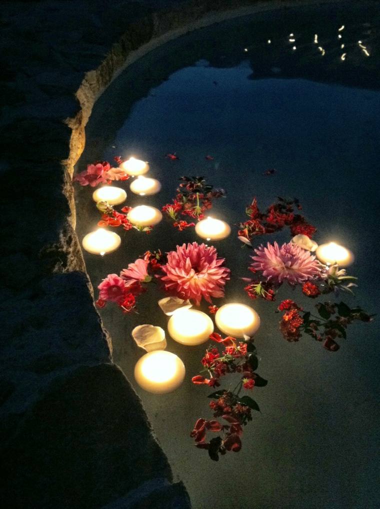 déco extérieur romantique bougies fleurs idée 