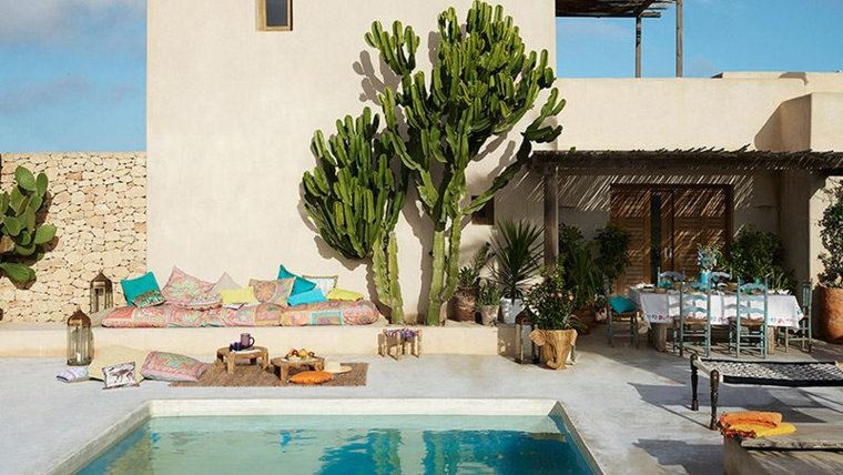 espace extérieur aménager idée piscine tendance banc jardin coussins