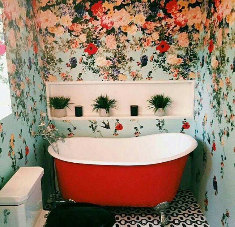 salle de bains papier peint fleurs idée plantes pot fleurs baignoire carrelage noir et blanc