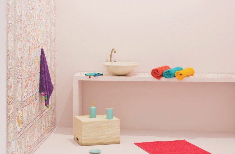idée salle de bains décoration serviettes colorées tendance