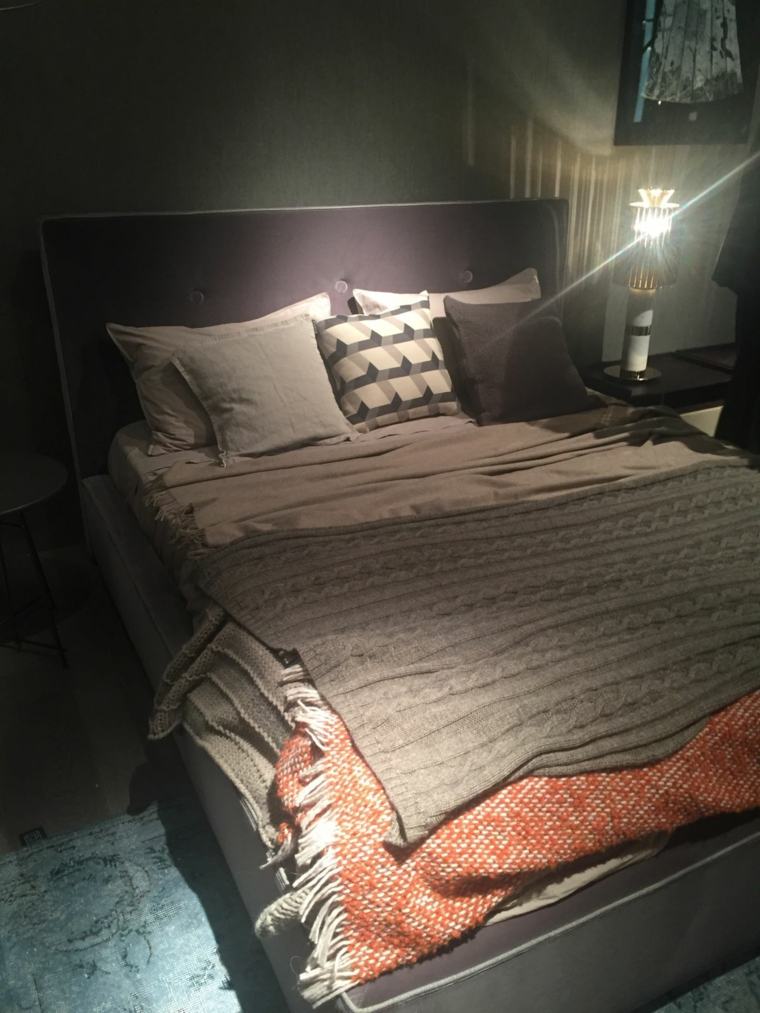 assortir gris idée chambre à coucher tête de lit coussins draps couverture grise 