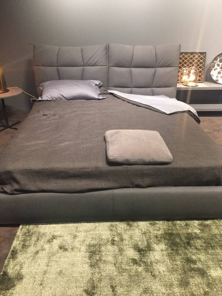 tête de lit matelassée grise idée coussins tapis de sol luminaire chambre