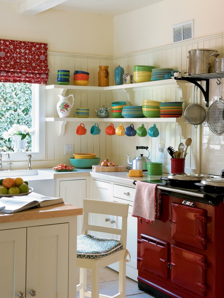 aménagement cuisine petit espace ustensiles colorés