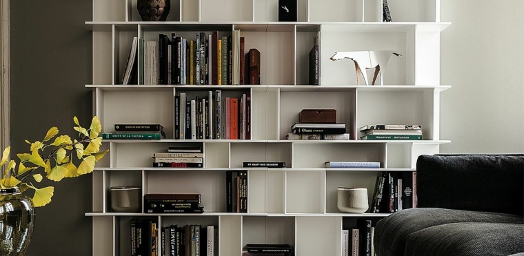 bibliothèque design blanc étagères idée plante fauteuil 