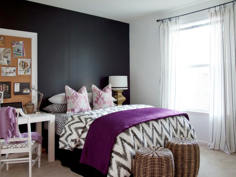chambre à coucher avec mur noir accents violets