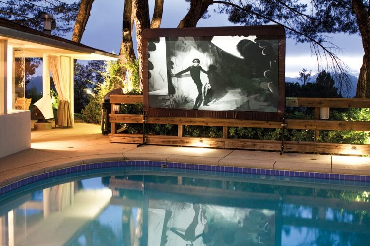 cinéma plein air chez soi terrasse piscine idee