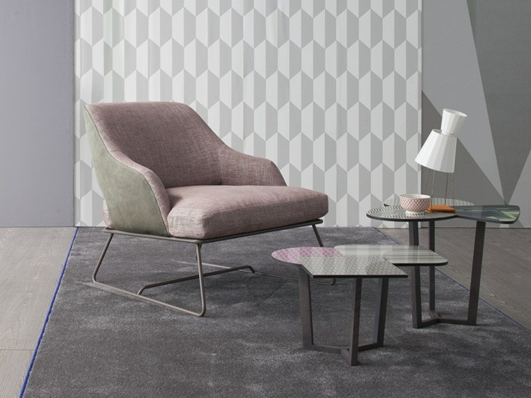 fauteuil design rembourré moderne coussins tapis sol gris table basse