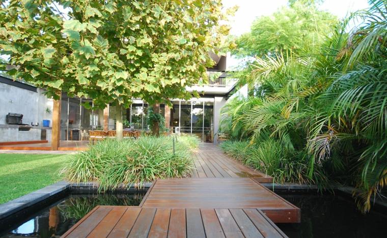 jardin aménager espace allée bois idée terrasse plante bassin d'eau 
