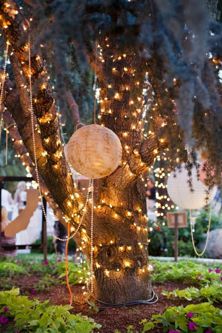 décoration extérieure idée guirlande lumineuse arbre déco boule papier