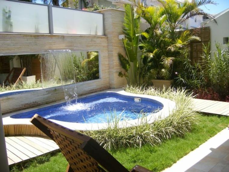 petite terrasse exotique avec cascade et piscine
