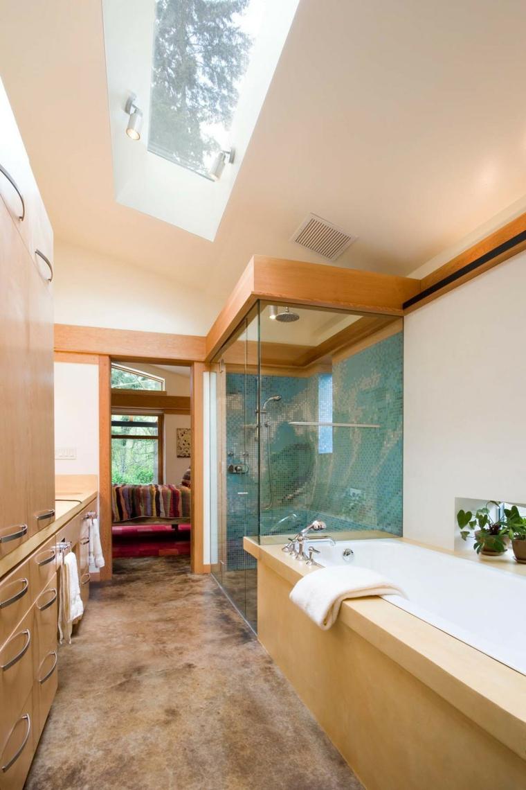 salle de bain étroite avec velux