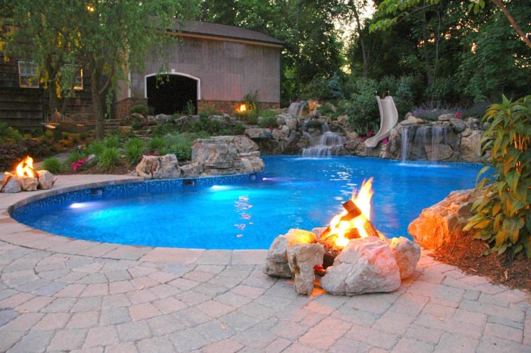 terrasse exotique avec belle piscine et braséros 