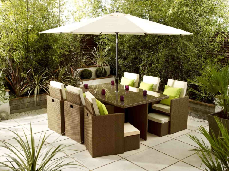 terrasse exotique avec mobilier rotin et parasol design