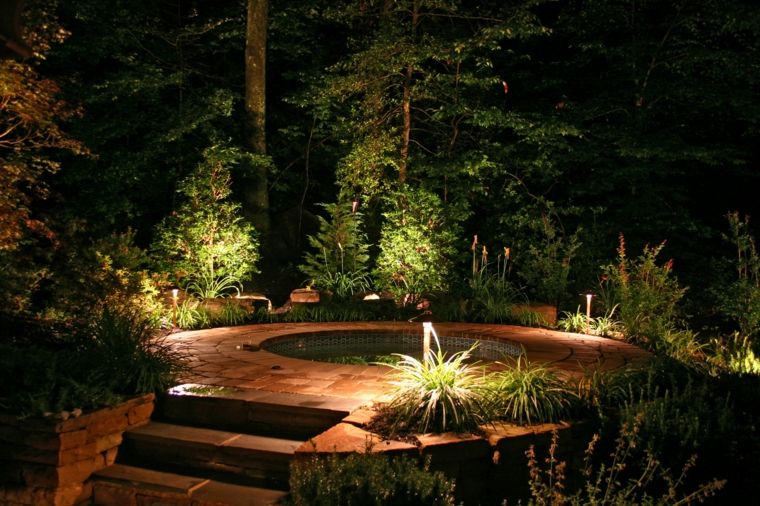 terrasse exotique avec petit étang et-éclairage tamisé