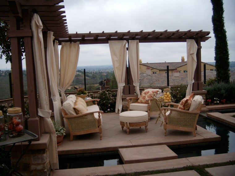 terrasse exotique avec rideaux et pergola