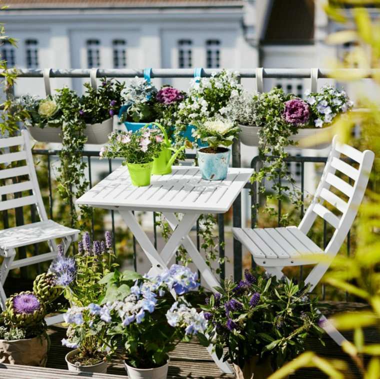 décorer balcon salon de jardin table balcon balnche chaise pots fleurs 
