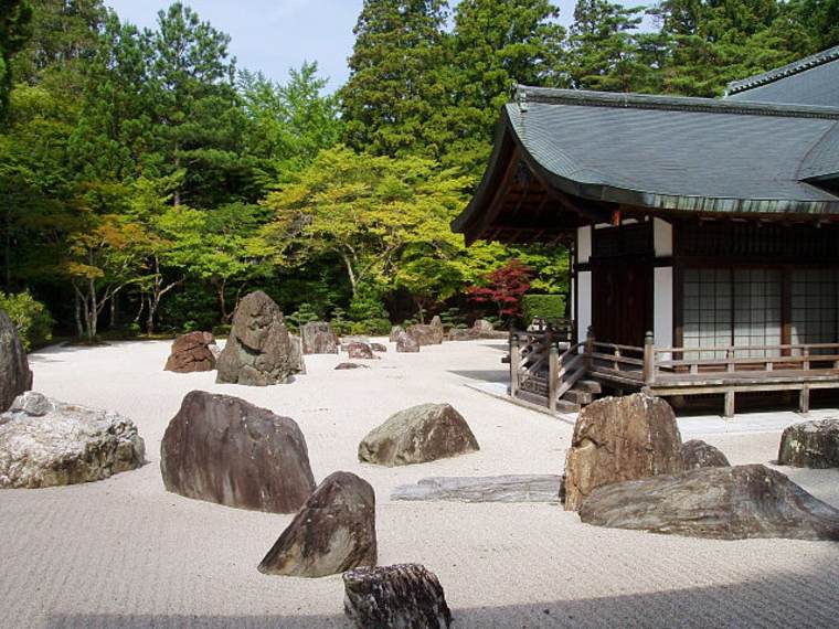 jardin zen aménager idée rochers asymétrie tendance