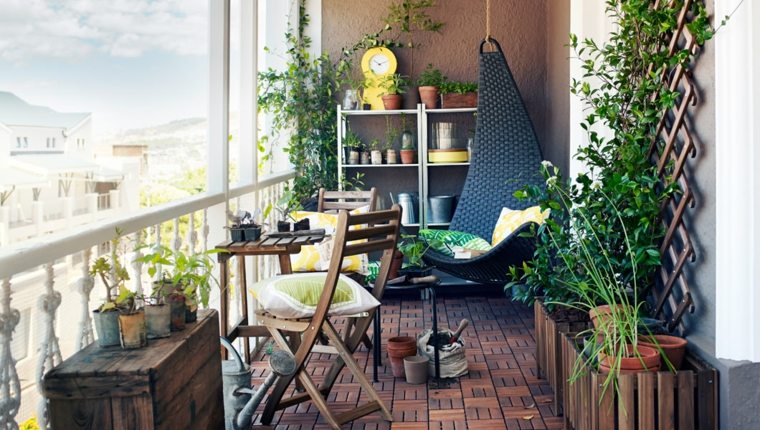 décorer son balcon pots jardinières mobilier déco chaise suspendue 