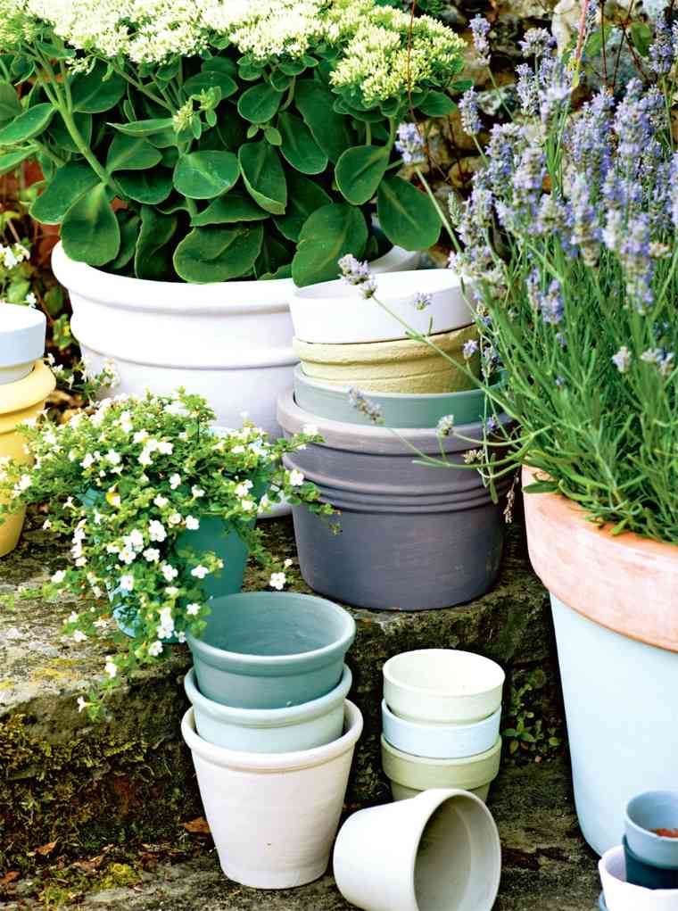 décorer son balcon pots céramique fleurs idée extérieur