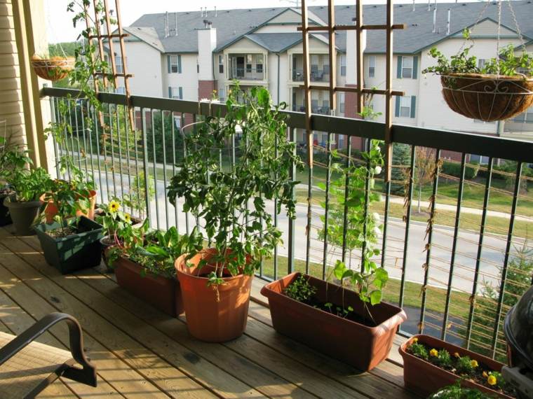 décorer balcon pots plastique plantes idée grille 
