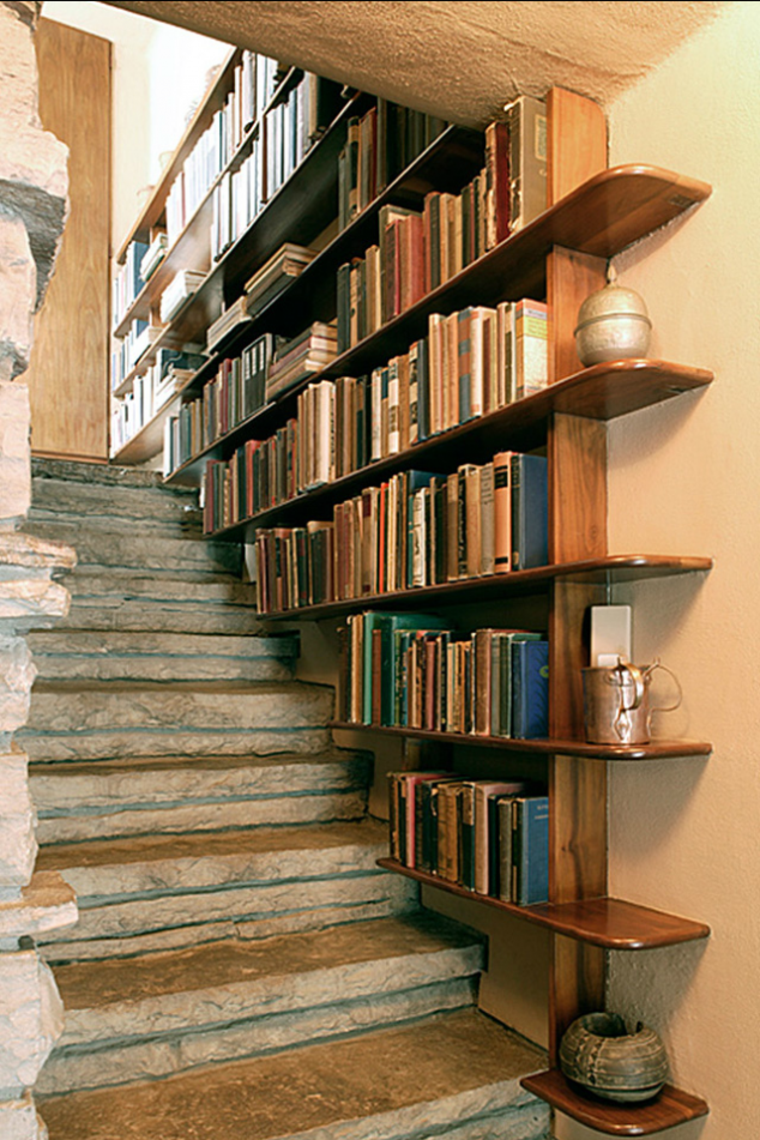 escalier pierre bibliothèque bois