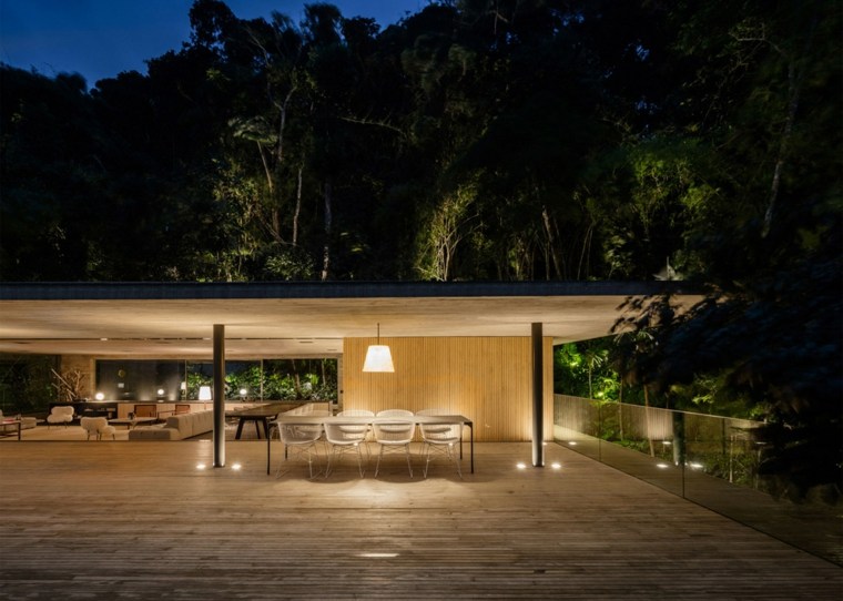 terrasse aménager idée revêtement bois salon jardin table moderne luminaire suspension