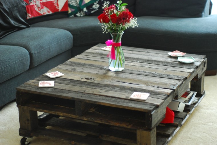 table palette idée bouquet de fleurs canapé gris coussins