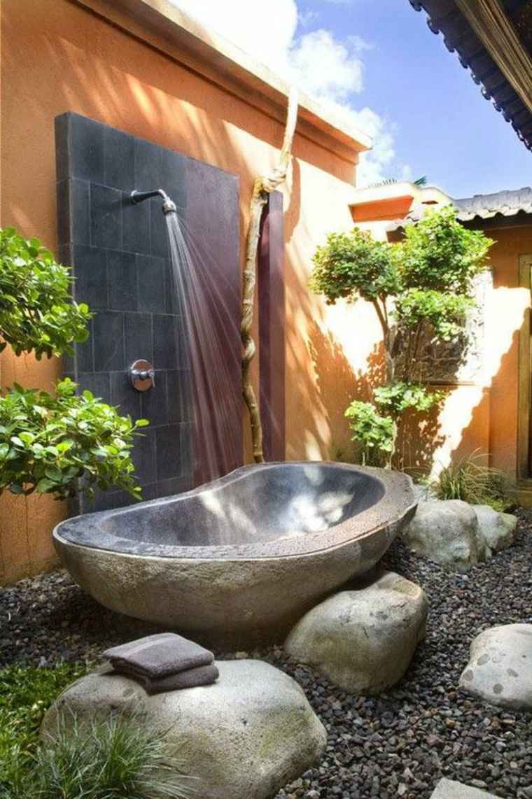 salle de bain extérieure baignoire pierre naturelle douche